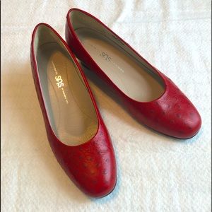 Gorgeous Italian made red wedge pumps